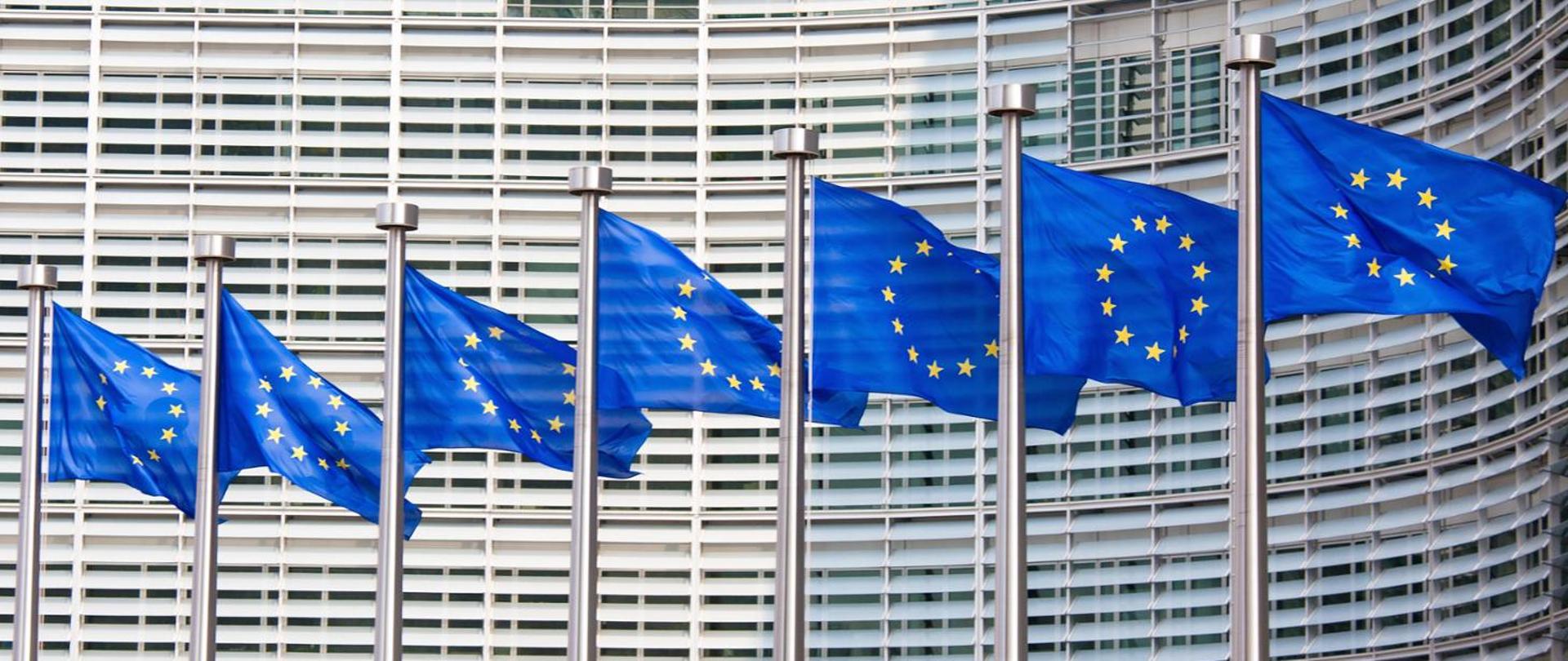 7 powiewających flag Unii Europejskiej