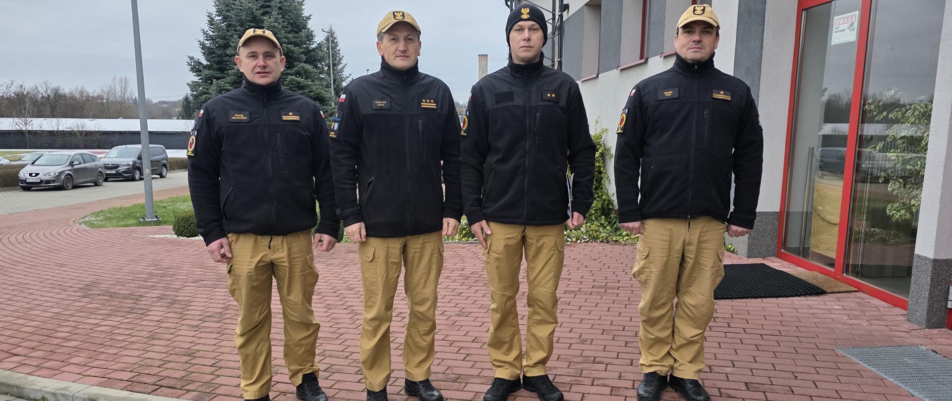 Od lewej stoją: dowódca JRG Nr 4, Komendant Miejski PSP w Kielcach, wyróżniony funkcjonariusz i zastępca dowódcy JRG nr 4