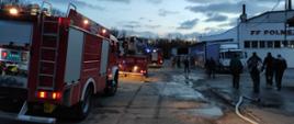 Zdjęcie przedstawia samochody pożarnicze podczas działań gaśniczych, stojące na terenie zakładu POLMEX w Gryfowie Śląskim