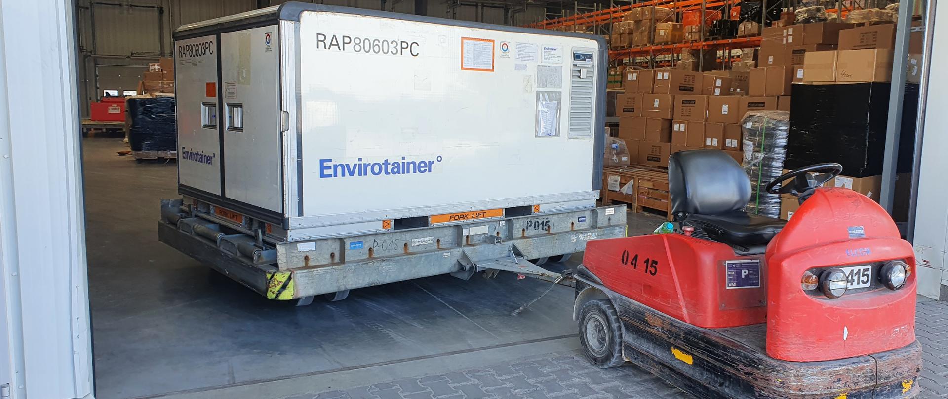 Zdjęcie przedstawia transport szczepionek przeciwko Covid-19, załadunek palet ze szczepionkami, które zostaną przetransportowane do Egiptu 