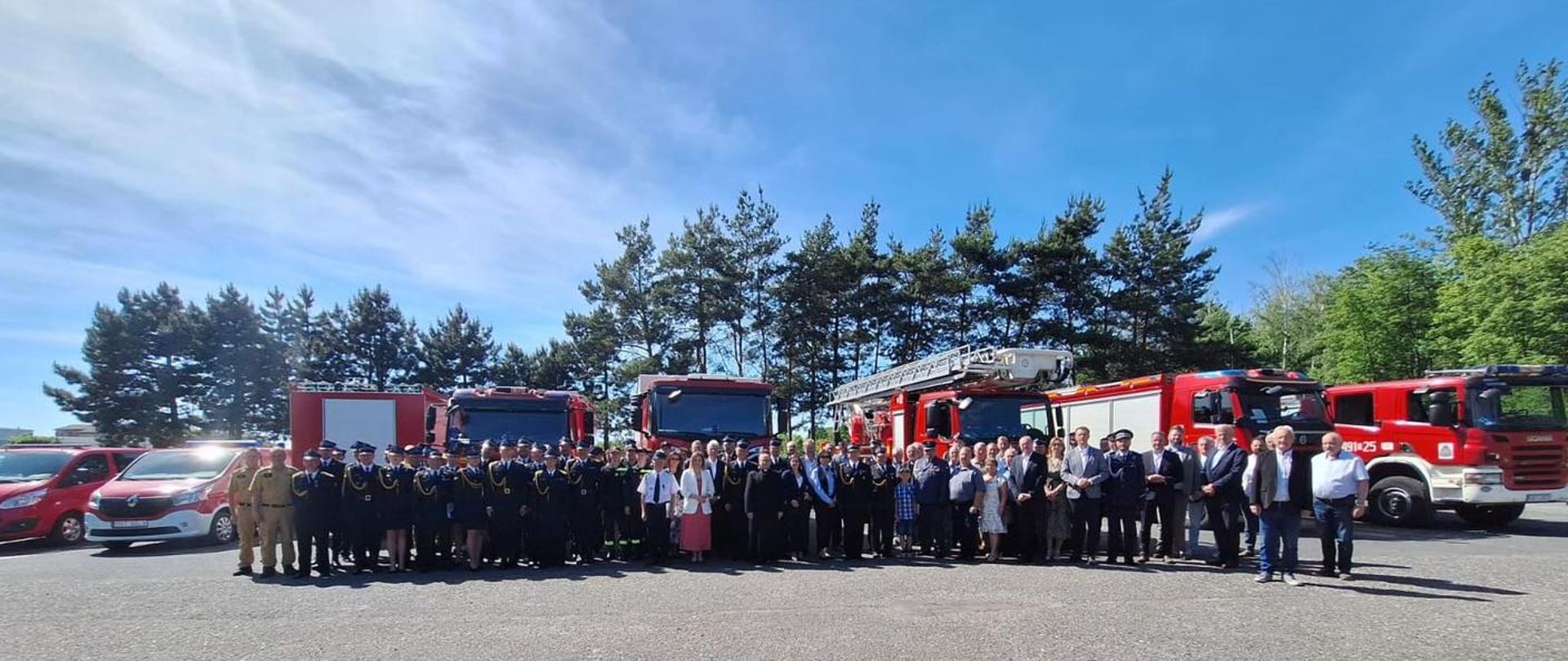Zdjęcie grupowe zaproszonych gości, funkcjonariuszy i pracowników cywilnych KP PSP w Strzelcach Opolskich