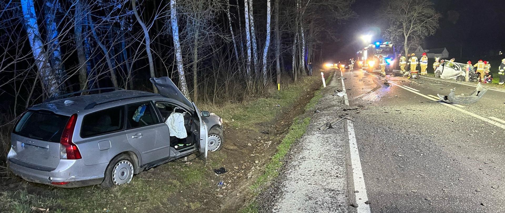 Rozbite pojazdy i pracujące służby