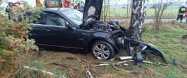 Ciemny samochód uderzył w drzewo, ma uszkodzony przód 