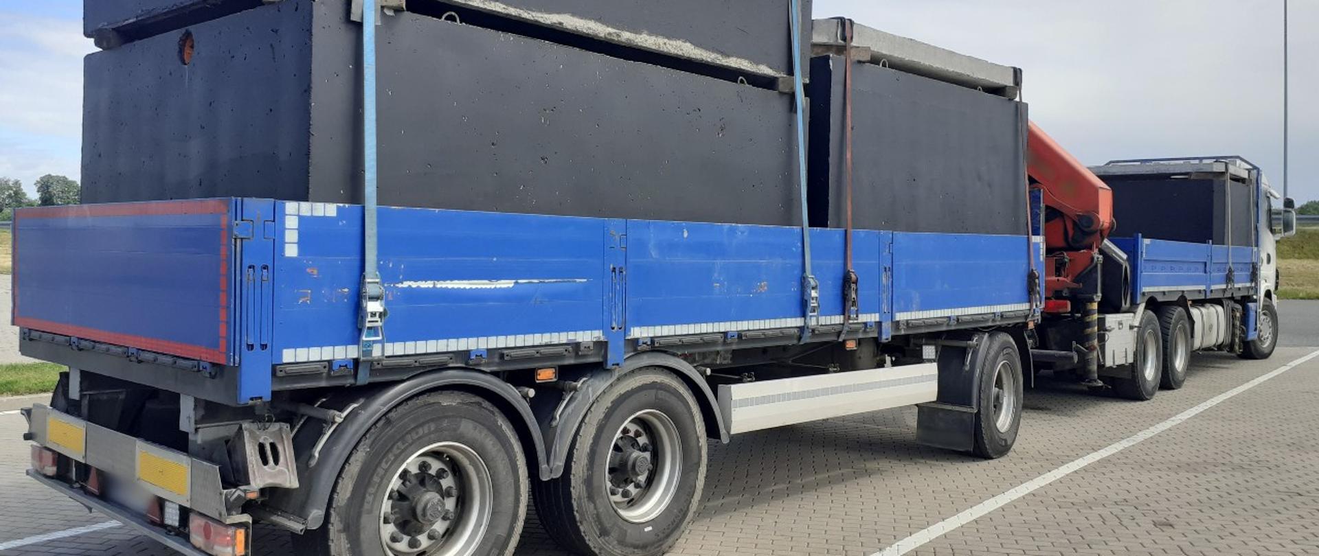 Samochód ciężarowy z przyczepą, przewożący trzy szamba betonowe, stoi w punkcie kontrolnym warmińsko-mazurskiej ITD.