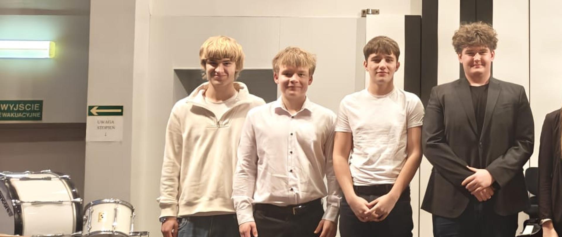 Wszyscy wykonawcy stoją na scenie.