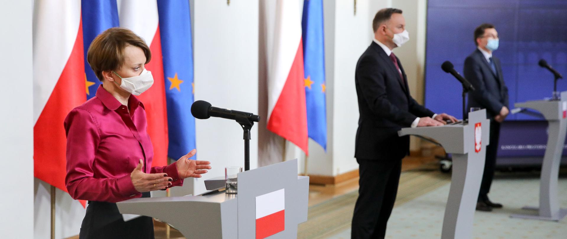 Od lewej stoją: Jadwiga Emilewicz, Andrzej Duda, Cezariusz Lesisz