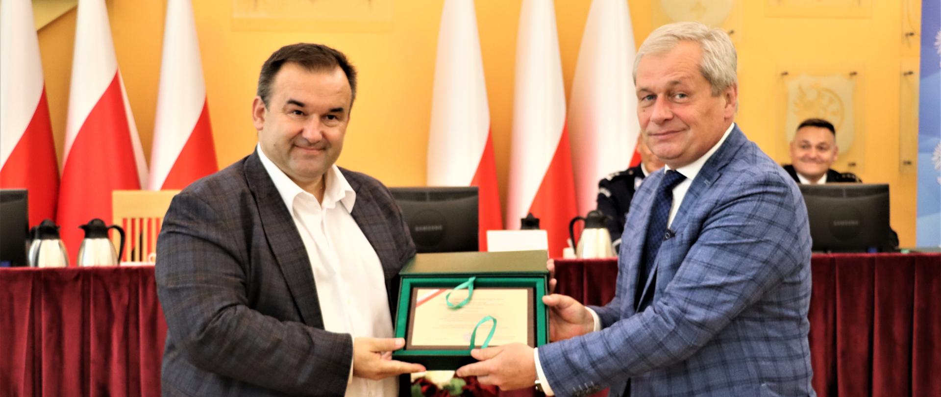 Wręczenie graweru w podziękowaniu za służbę na rzecz CPR w Opolu 