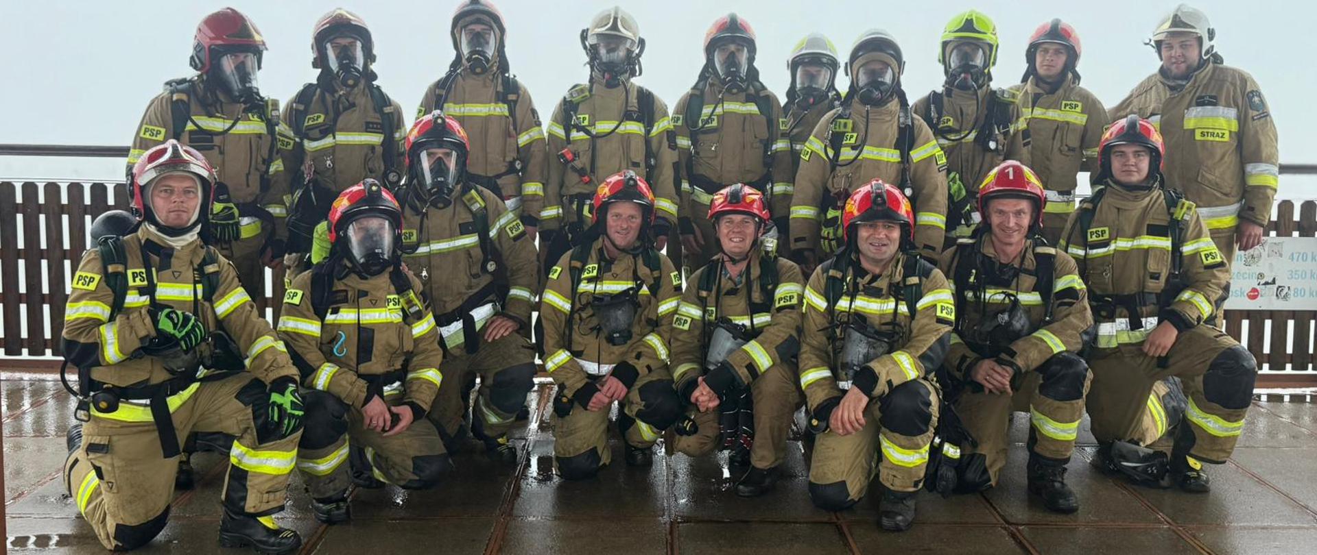 Zdjęcie grupowe strażaków po zakończonej wspinaczce