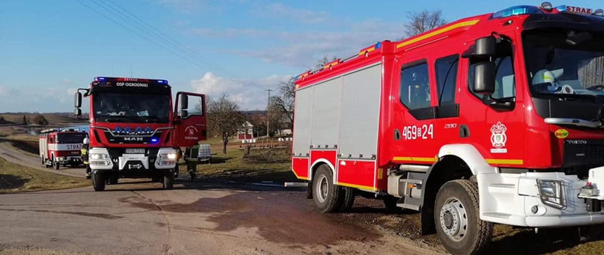działania strażaków podczas pożaru stodoły w miejscowości Krejwińce