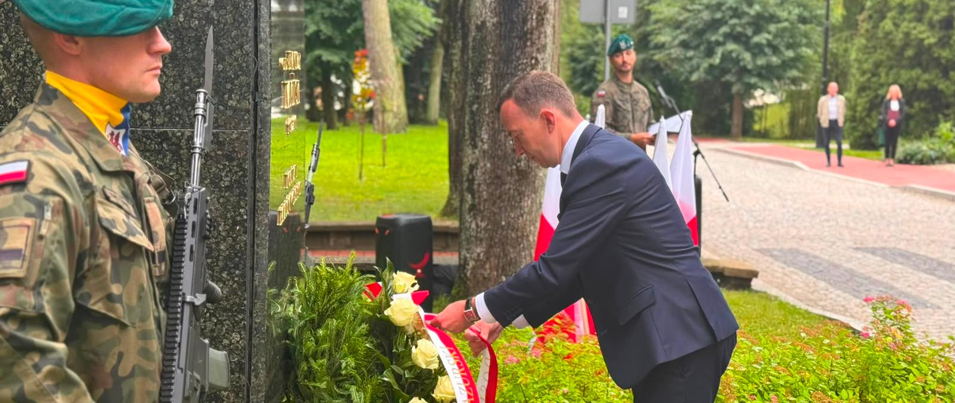 Wicewojewoda składa kwiaty pod pomnikiem 