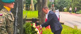 Wicewojewoda składa kwiaty pod pomnikiem 