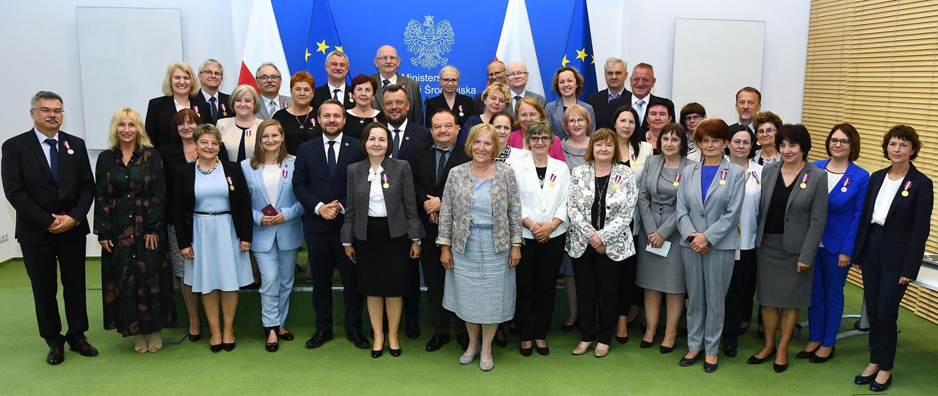 Grupa kilkudziesięciu osób ustawiona do pamiątkowego zdjęcia