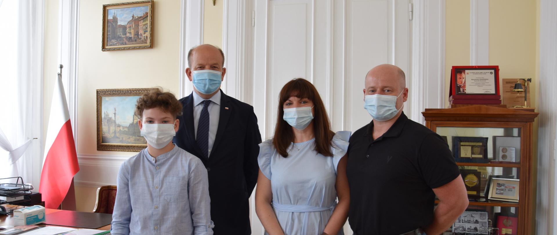 Zdjęcie Wojewody z Jakubem, uczniem szkoły podstawowej i jego rodzicami