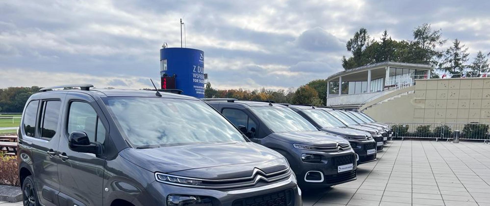 Zaparkowane obok siebie samochody.