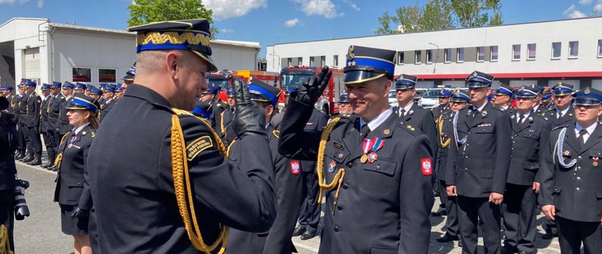 Salut w kierunku zastępcy komendanta głównego w trakcie wręczania wyróżnień