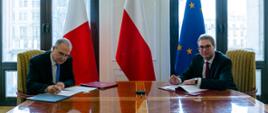 Podpisanie Protokołu przez wiceministra Jana Sarnowskiego i ambasadora Malty Johna Paula Grecha. 