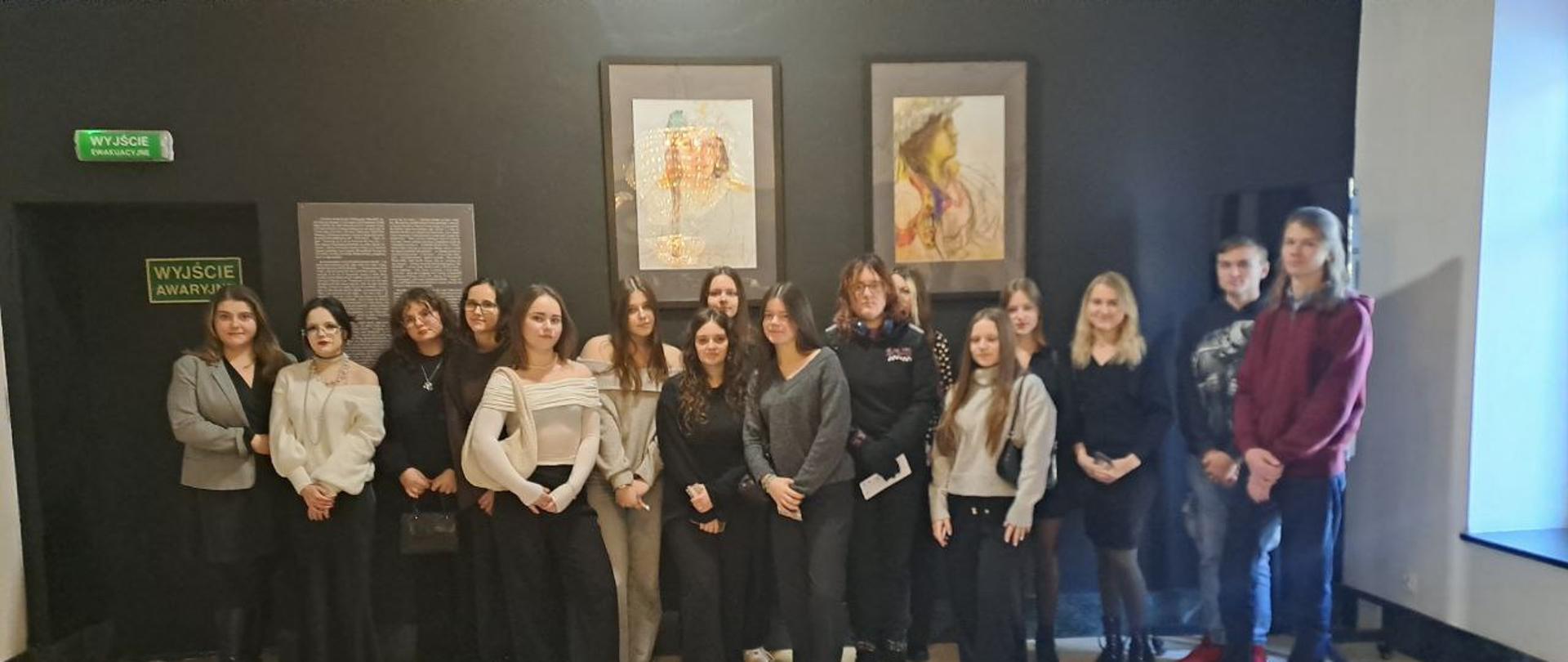 Uczniowie naszej szkoły przed spektaklem w Teatrze im. Wandy Siemaszkowej