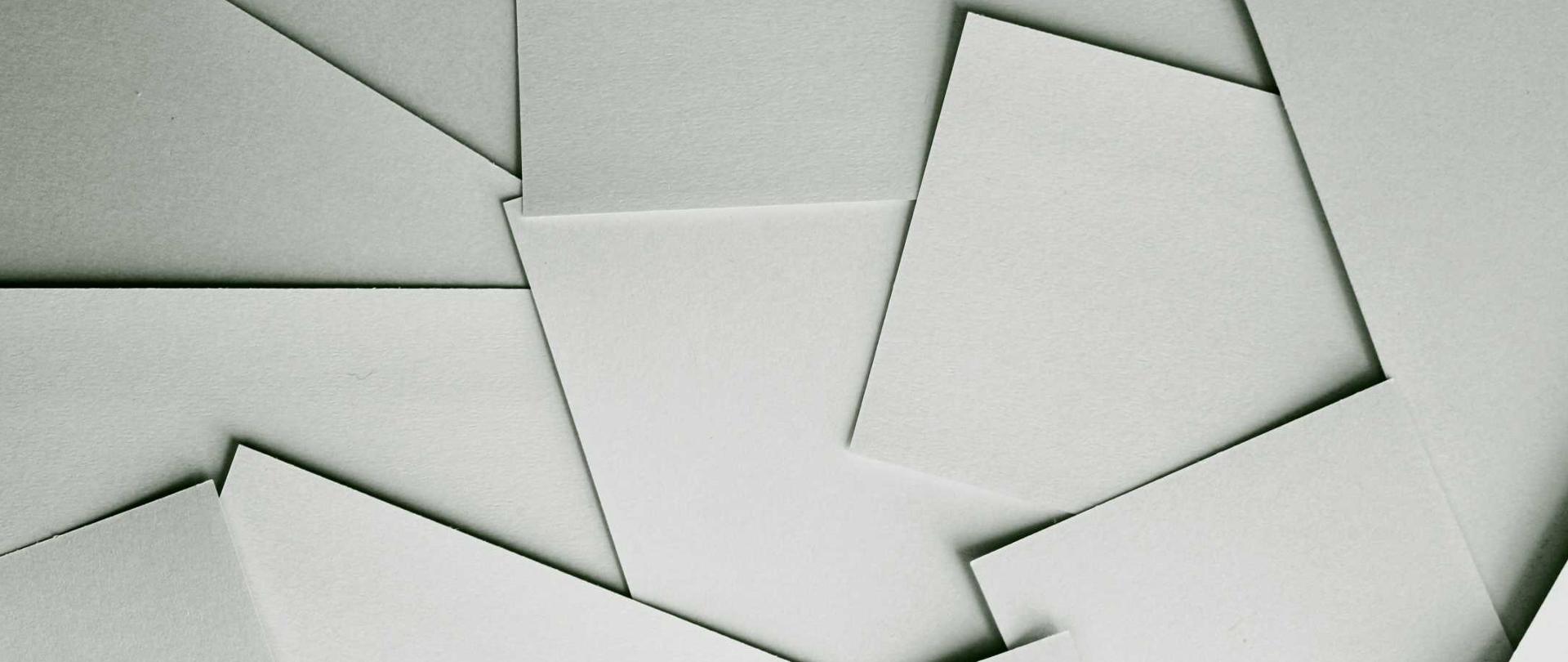 kartki białego papieru ułożone niedbale jedna na drugiej