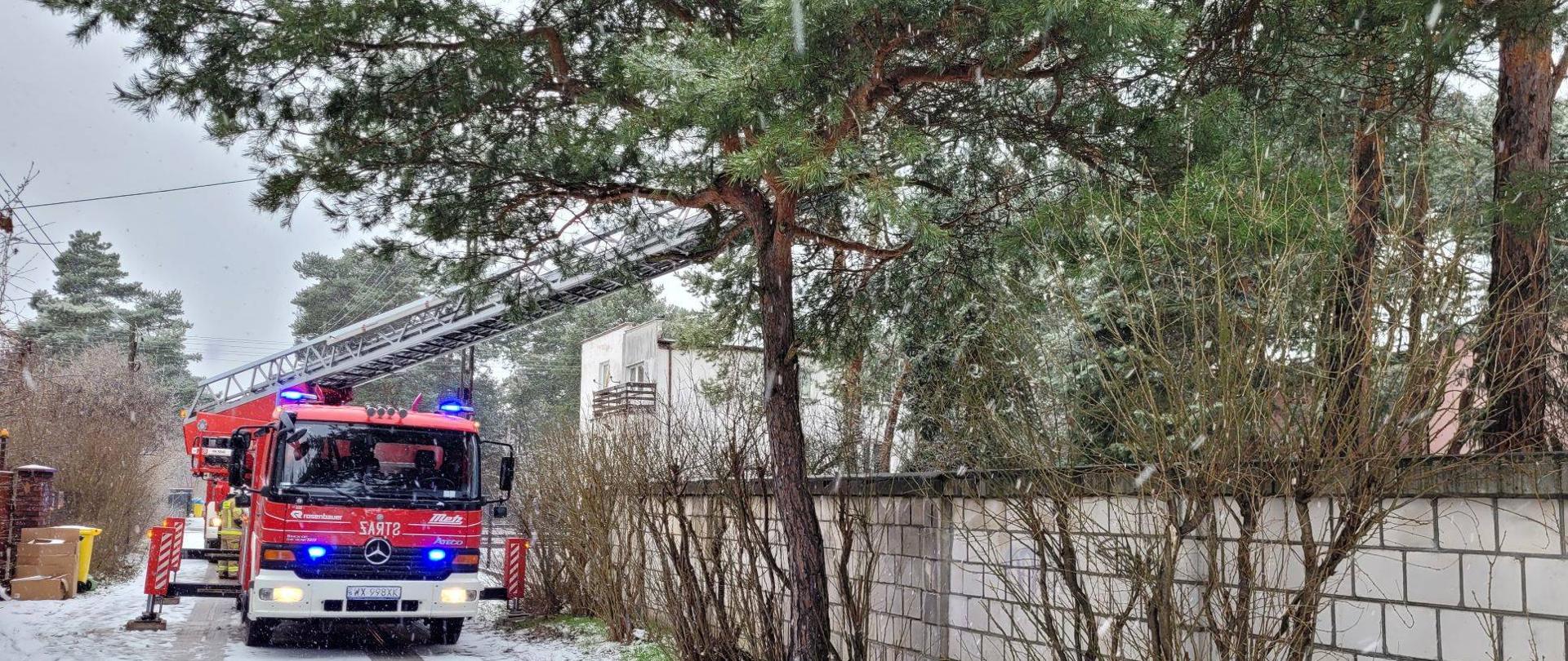 Zdjęcie przedstawia na pierwszym planie samochód strażacki z OSP Stara Miłosna.