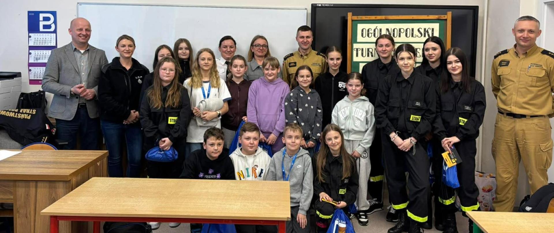 Grupowe zdjęcie uczestników turnieju i jury