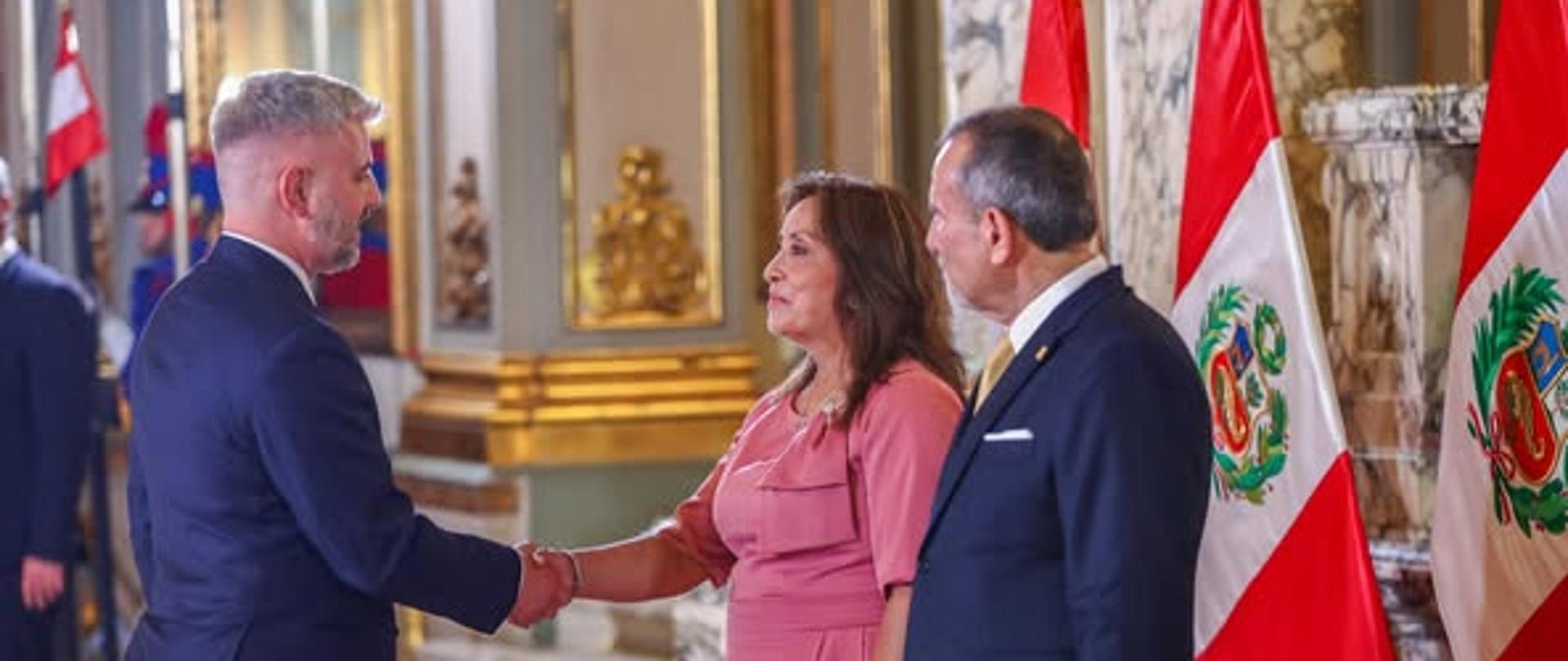 Udział chargé d'affaires a.i. Oskara Grądziela w ceremonii powitania Korpusu Dyplomatycznego przez prezydent Peru