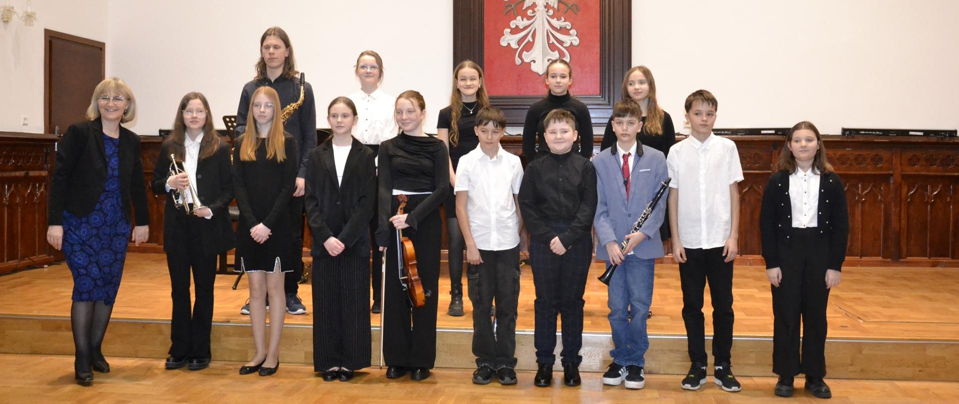 uczniowie klasy VA c6 PSM I stopnia podczas koncertu klasowego na Sali Królewskiej PSM Mielec