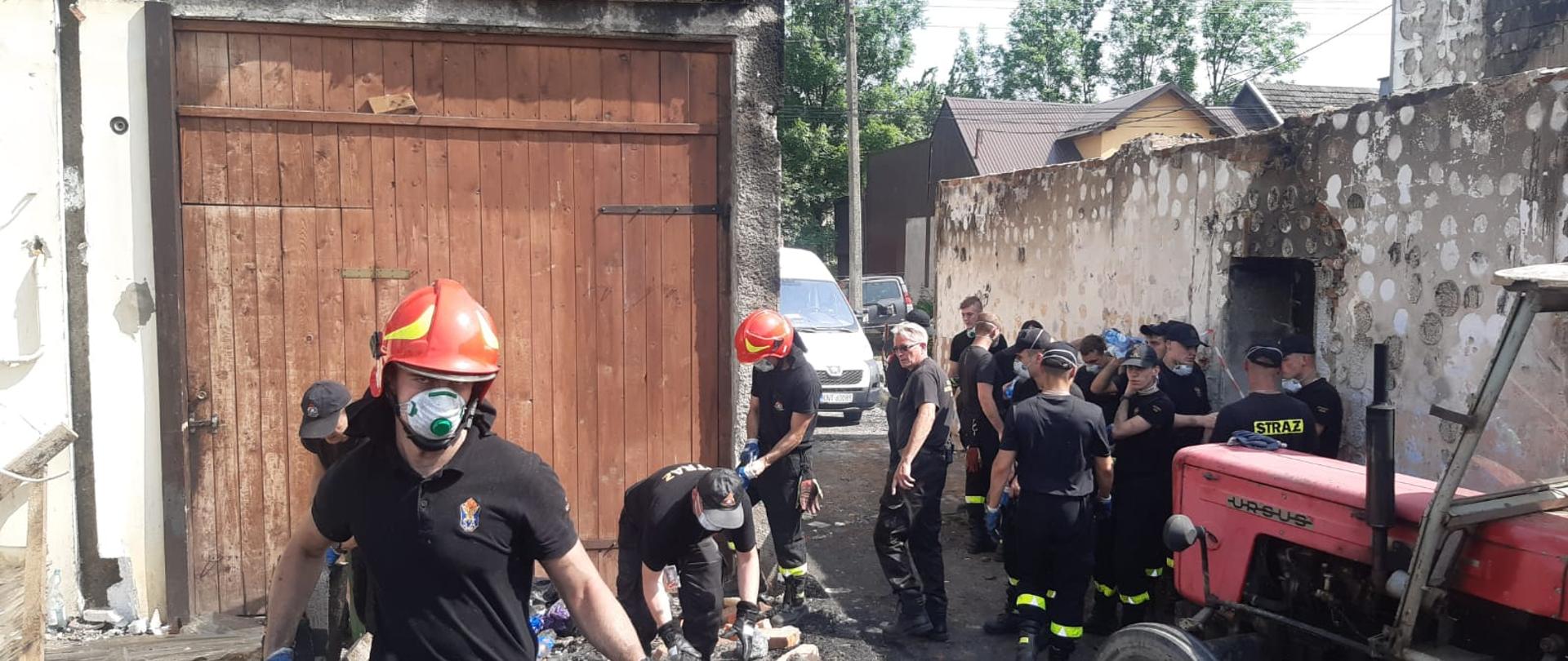 strażacy przy pracach porządkowych w Nowej Białej 