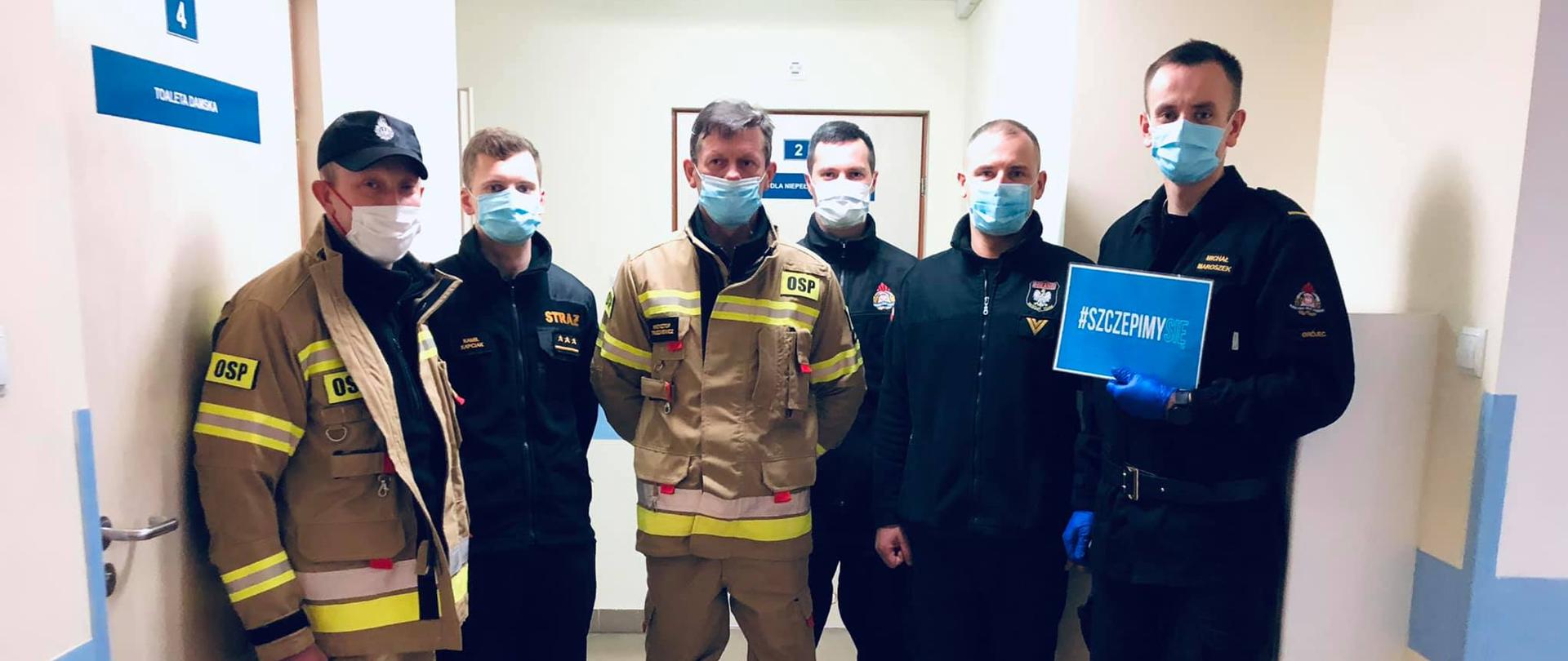 Zdjęcie przedstawia strażaków PSP i OSP przygotowanych do szczepień