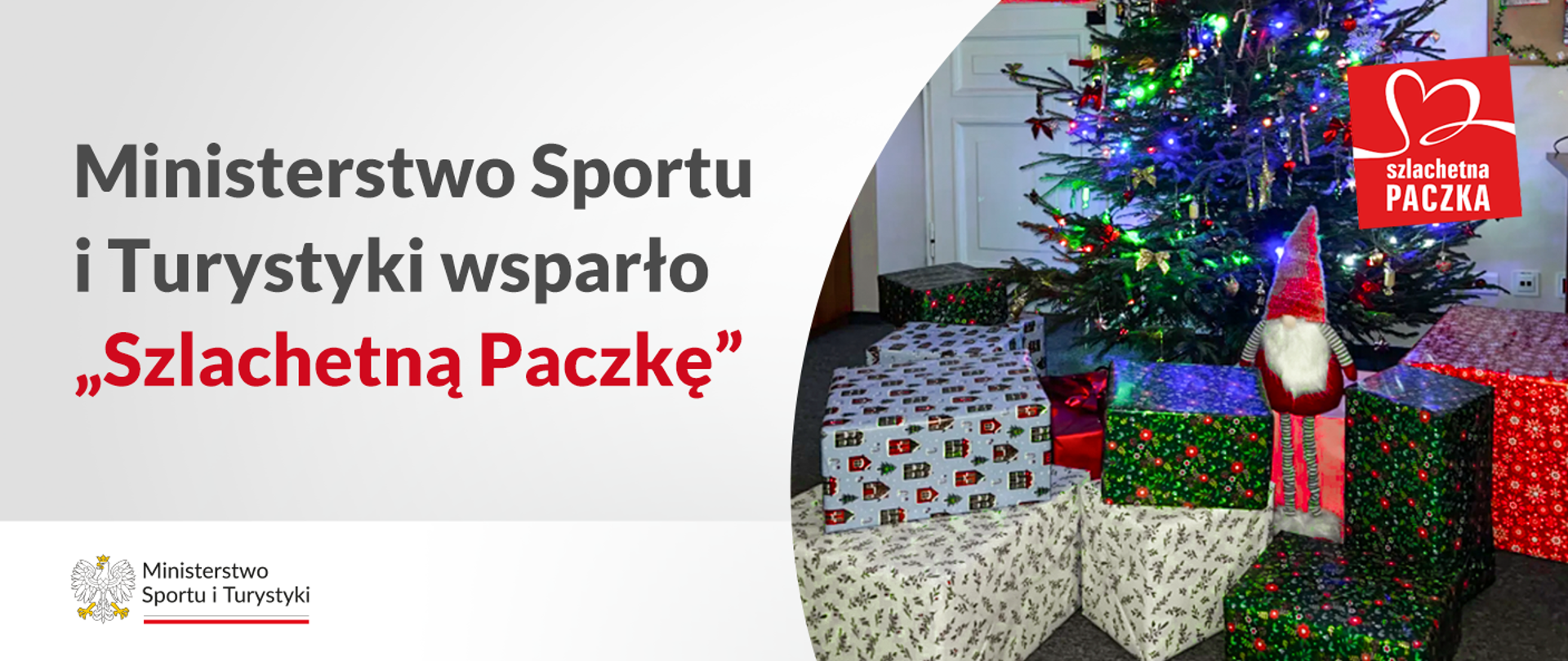 Grafika. Z lewej strony na jasnym tle napis: Ministerstwo Sportu i Turystyki wsparło "Szlachetną Paczkę". Na dole biały pasek. Z lewej strony logotyp Ministerstwa Sportu i Turystyki. Z prawej strony zdjęcie prezentów pod choinką. Na prezentach siedzi maskotka skrzata. 