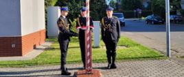 Poczet flagowy przygotowujący się do podniesienia flagi państwowej na maszt. 