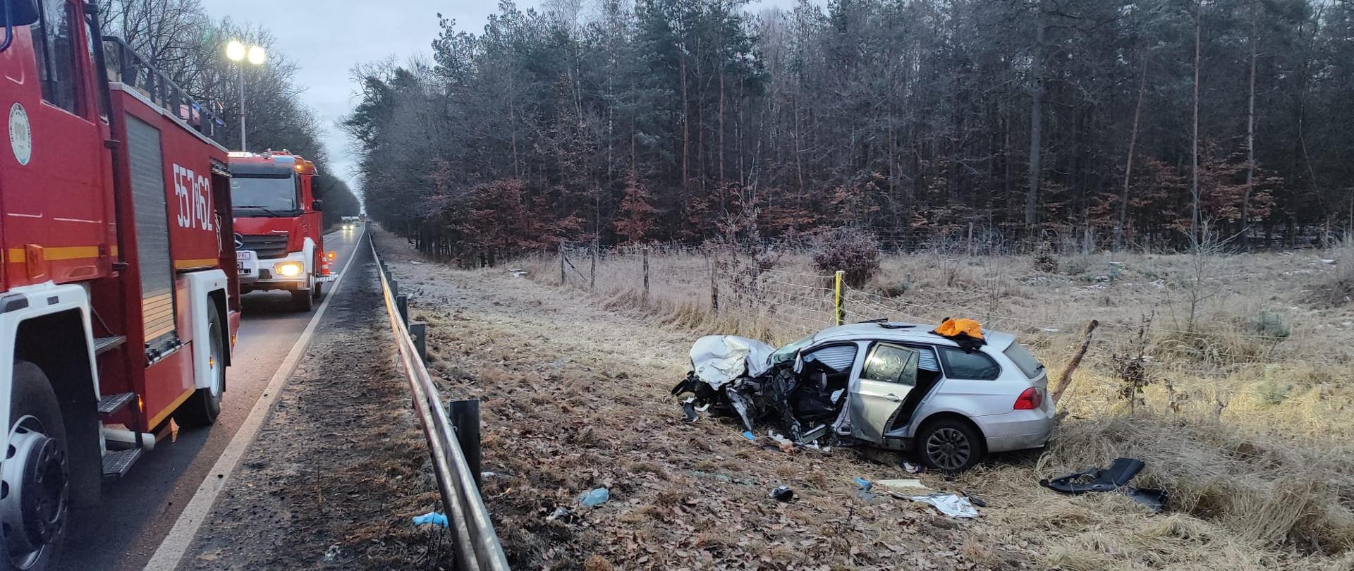 Uszkodzony pojazd marki BMW w rowie