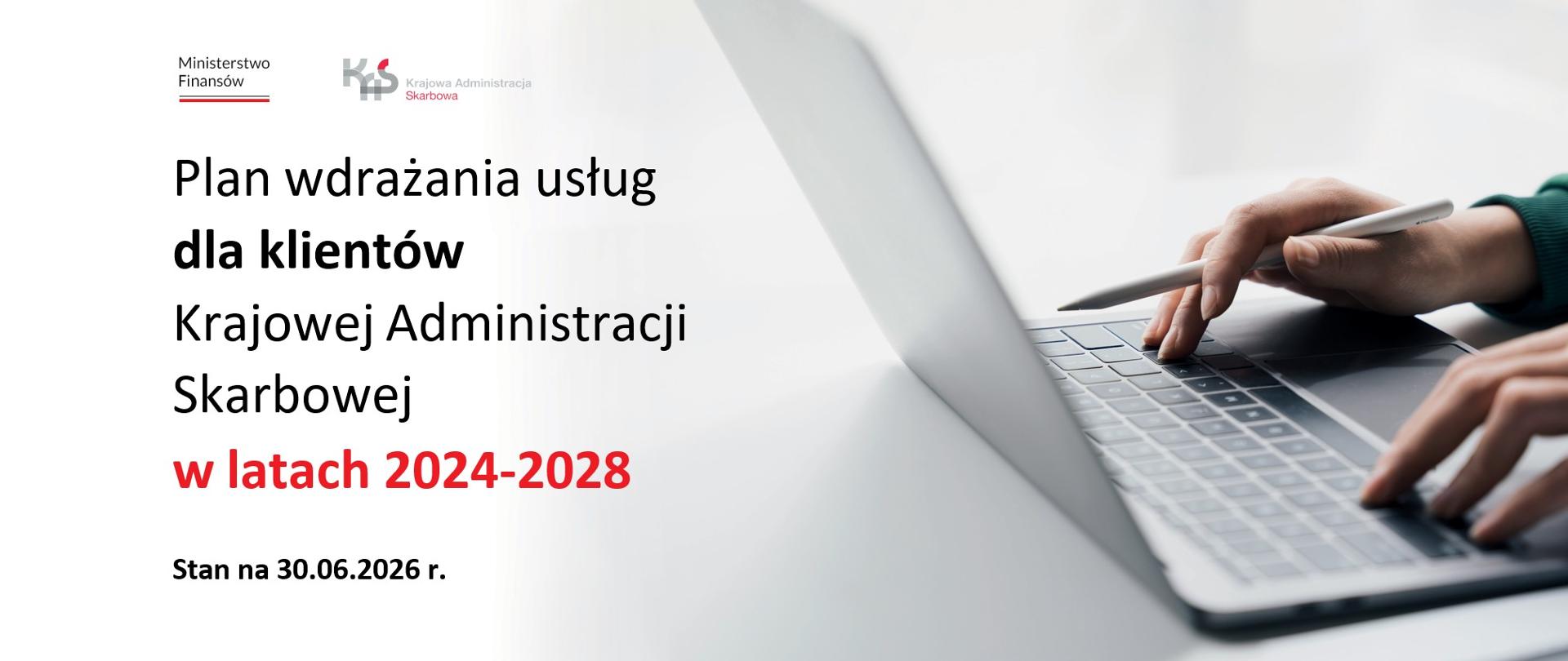 Dłonie na klawiaturze komputera. Napis: Plan wdrażania usług dla klientów Krajowej Administracji Skarbowej w latach 2024-2028. Stan na 30.06.2026 r.