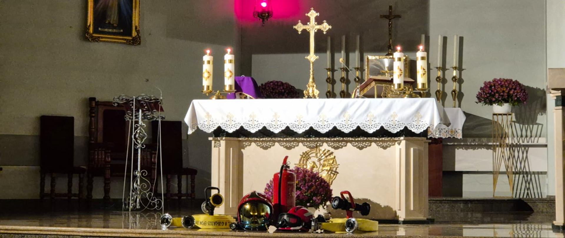 Ołtarz przystrojony strażackim sprzętem