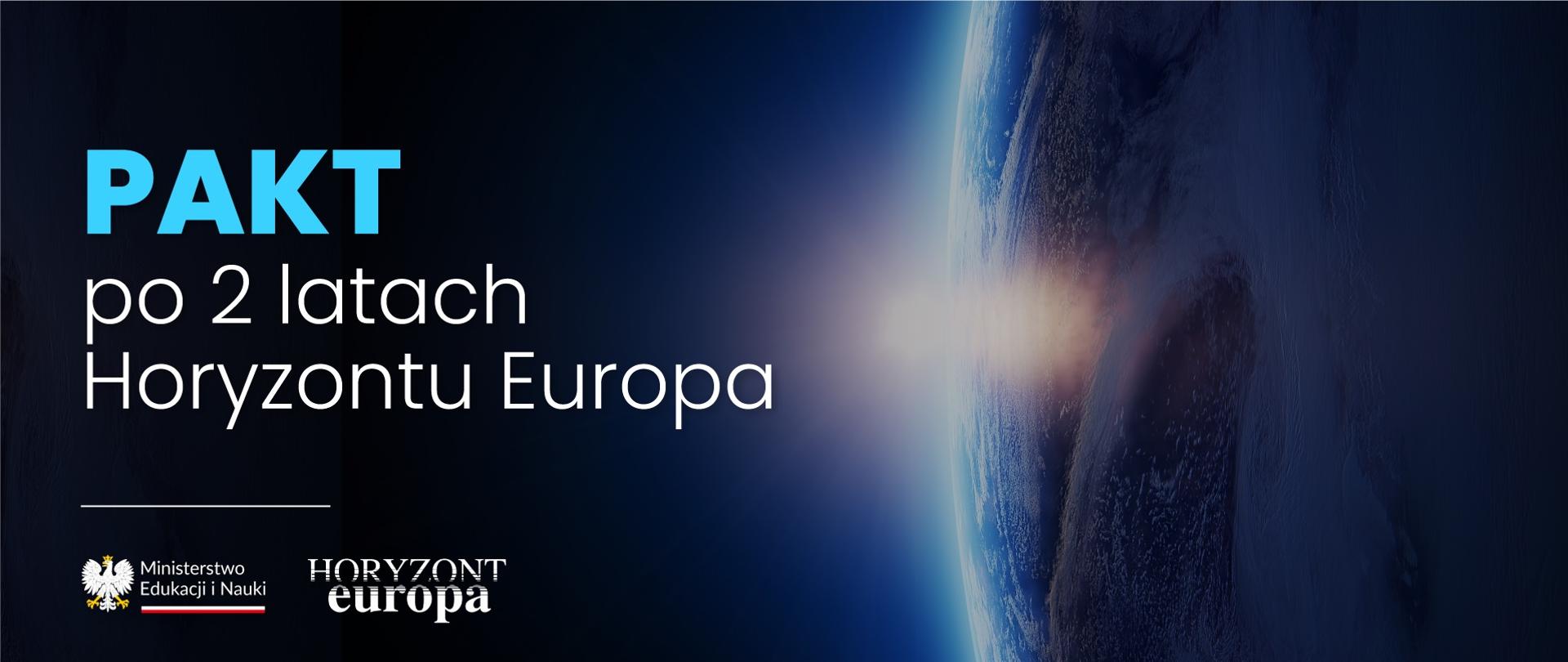 Na granatowym tle fragment kuli ziemskiej z wyłaniającym się zza horyzontu Słońcem, obok napis Pakt po 2 latach Horyzontu Europa.
