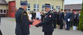 Na zdjęciu widzimy Zastępcę Kujawsko-Pomorskiego Komendanta Wojewódzkiego PSP st. bryg. Marek Rusonia wręczającego akt powołania