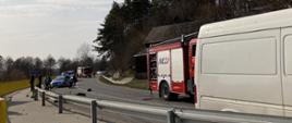 Na zdjęciu widoczne pojazdy policji oraz PSP na łuku drogi na którym doszło do wypadku.