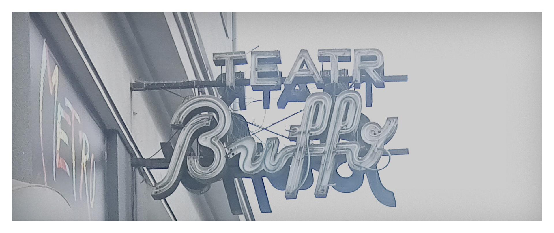 Uczniowie klas 2A i 3B wraz z opiekunami Aleksandrą Klanowską, Anną Ołdakowską i Mileną Iwanicką podczas wyjścia do teatru Studio Buffo na przedstawienie Dr. Jekyll and Mr. Hyde.