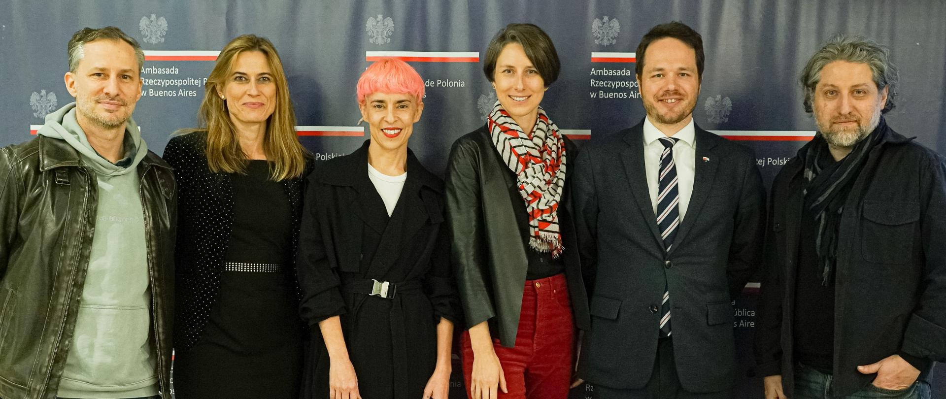 personas en el fondo