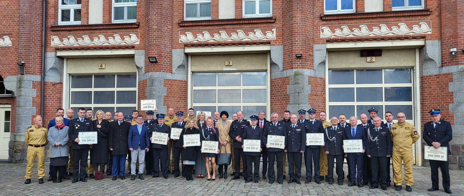 zdjęcie grupowe, w tle garaże JRG 5 Komendy Miejskiej PSP w Szczecinie
