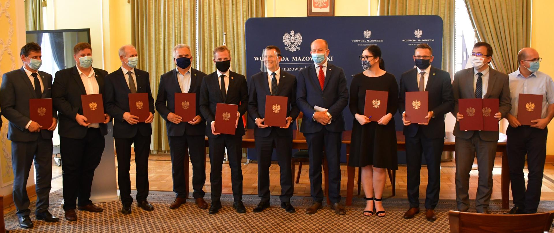 Uroczystość podpisania umów w ramach programu "opieka wytchnieniowa" oraz "usługi opiekuńcze dla osób niepełnosprawnych" realizowanego ze środków Funduszu Solidarnościowego