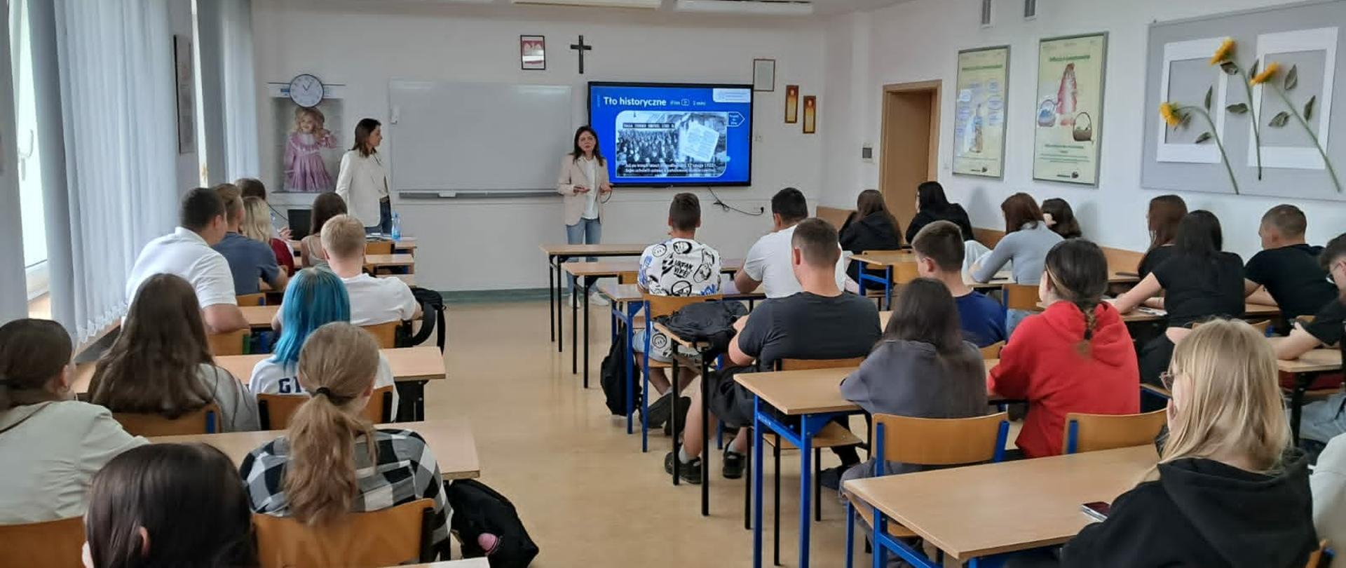 Ambasadorzy Służby Cywilnej z US w Sokółce prowadzą lekcje dla młodzieży szkoły ponadpodstawowej