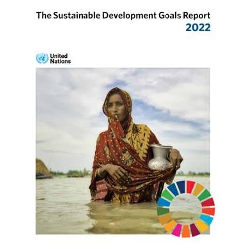 Okładka raportu ONZ pn. The Sustainable Development Goals Report 2022. Na białym tle na górze strony widoczny jest tytuł raportu. W centralnej części okładki znajduje się fotografia kobiety brodzącej w rzece, trzymającej naczynie z wodą. Nad zdjęciem po lewej stronie znajduje się logo ONZ a w dolnym prawym rogu zdjęcia - logo Agendy 2030 (kolorowe koło).