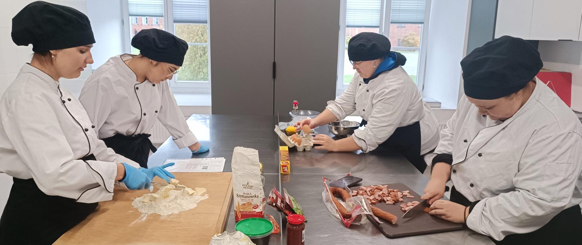 Uczniowie podczas przygotowania potraw w ramach Praktycznej Nauki Zawodu 