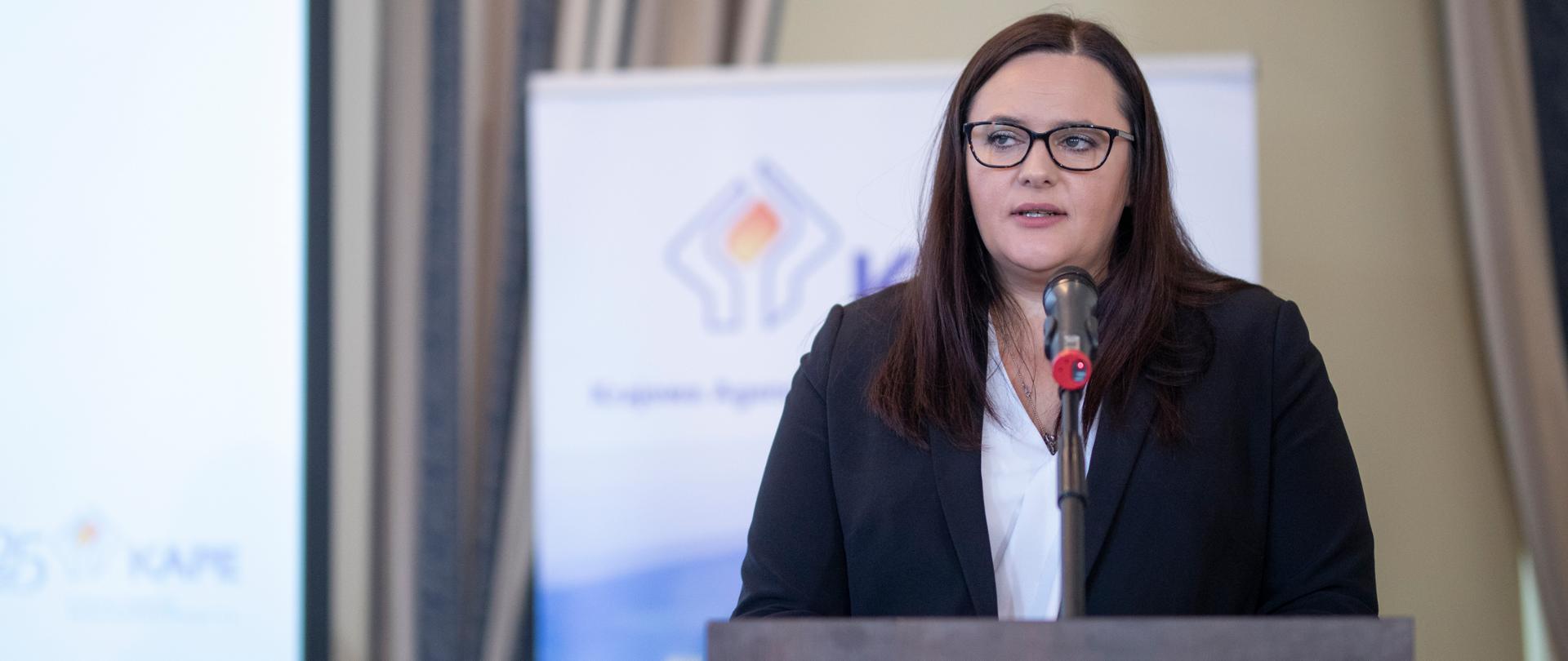 minister Małgorzata Jarosińska-Jedynak mówi do mikrofonu