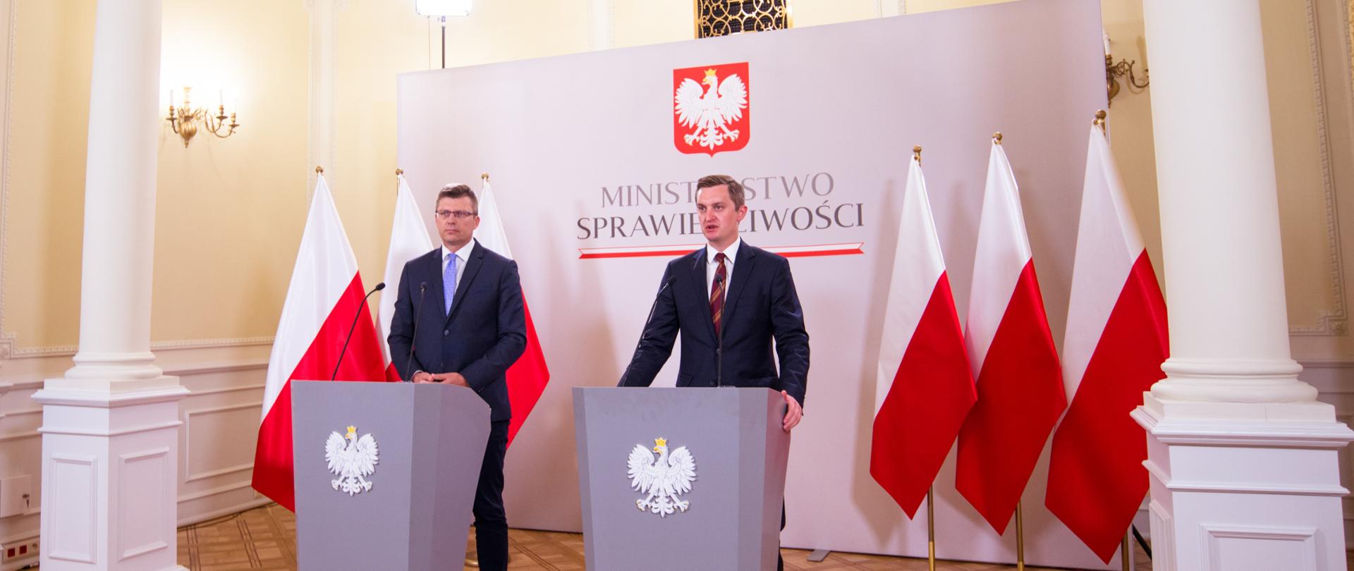 Konferencja prasowa w Ministerstwie Sprawiedliwości z udziałem wiceministrów: Sebastiana Kalety oraz Marcina Warchoła. Tematem konferencji były zmiany w informatyzacji sądów.