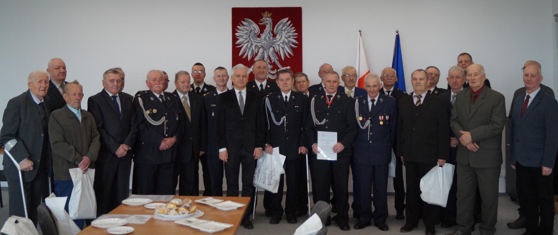 Zdjęcie przedstawia 26 osób po wręczeniu decyzji