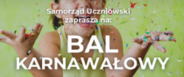 Plakat jest zaproszeniem Samorządu Uczniowskiego na bal karnawałowy. Na seledynowym tle postać śmiejącej się małej dziewczynki z rozłożonymi rączkami na które spadają kolorowe konfetti.