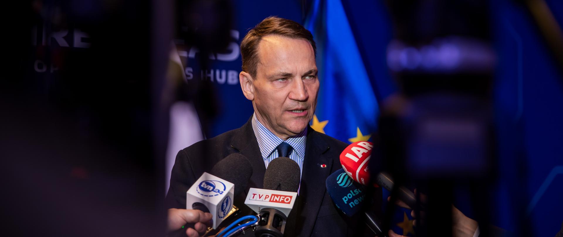 Minister Radosław Sikorski during a briefing in Davos