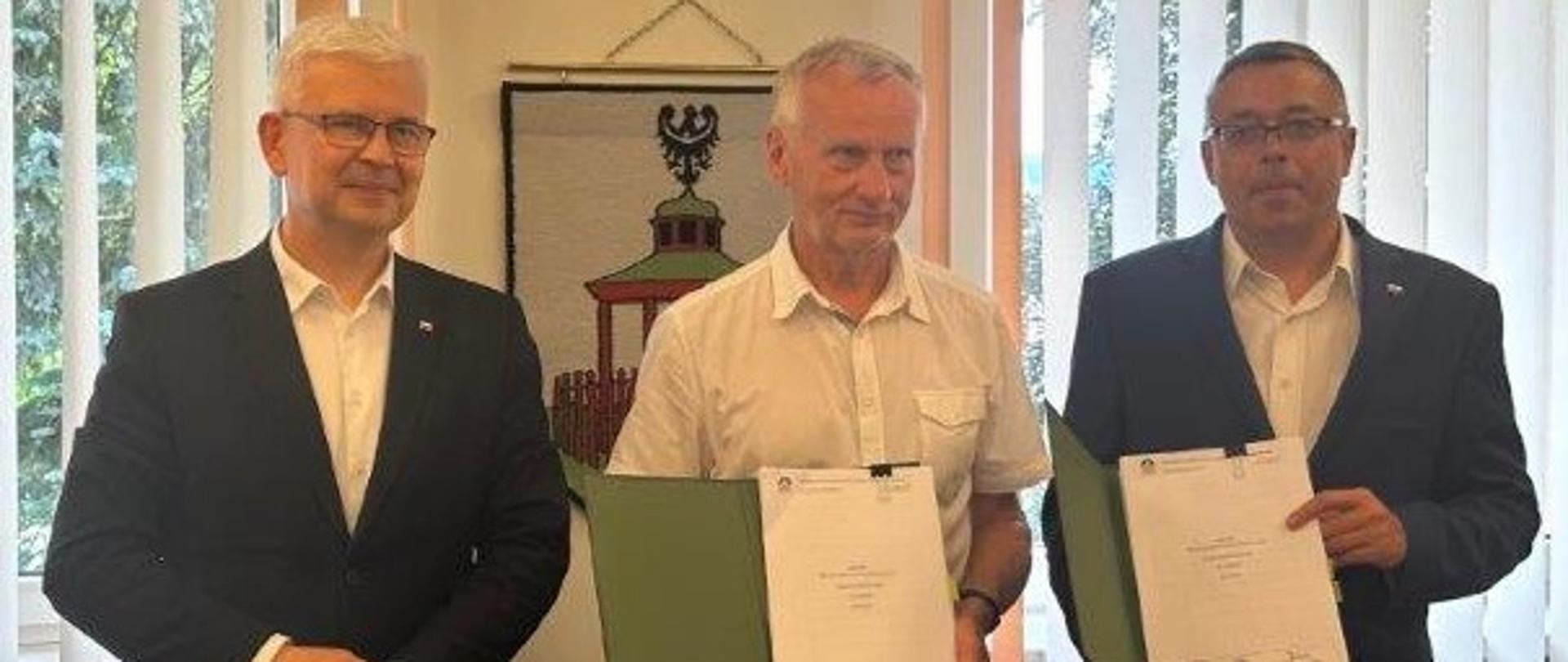 Zastępca prezesa zarządu NFOŚiGW, podczas uroczystego podpisania umowy z beneficjentem w siedzibie urzędu