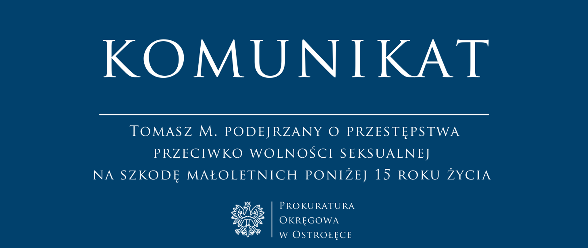 Biały napis komunikat TOMASZ M. PODEJRZANY O PRZESTĘPSTWA PRZECIWKO WOLNOŚCI SEKSUALNEJ NA SZKODĘ MAŁOLETNICH PONIŻEJ 15 ROKU ŻYCIA na niebieskim tle.